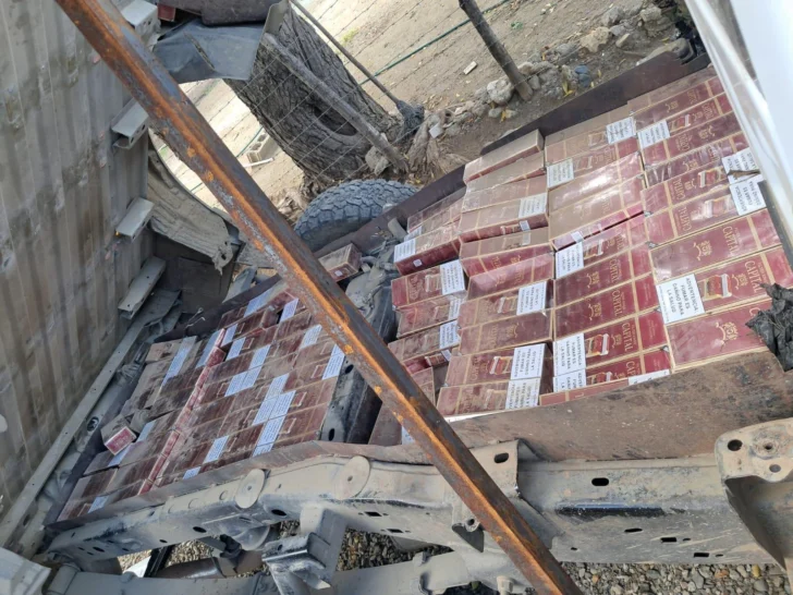 El Ejército incautó una camioneta que transportaba 100,000 cigarrillos de contrabando en Montecristi