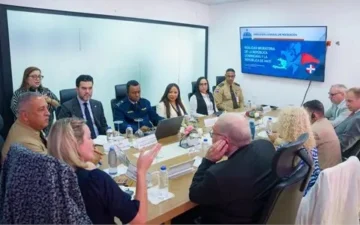 Parlamentarios del Reino Unido visitan Migración para saber cómo opera con deportaciones