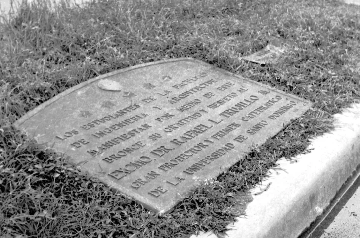  Colocan en suelo la placa de la Facultad de Ingeniería y Arquitectura dedicada a Trujillo. Foto de Milvio Pérez