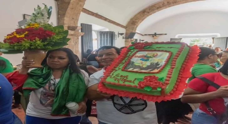  Devotos de San Miguel cumpliendo promesas en su iglesia de la capital. Fuente externa.