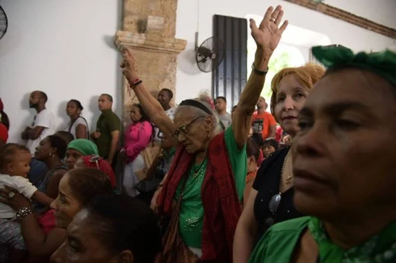  Devotos participando de la misa en la iglesia San Miguel de la capital dominicana. Fuente externa.