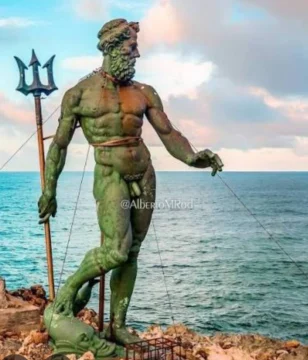 El europeo en la superficie y la taína bajo el agua