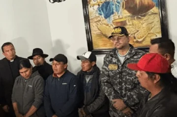  El ministro con dirigentes indígenas de Imbabura anuncian el acuerdo que no es reconocido por la CONAIE.