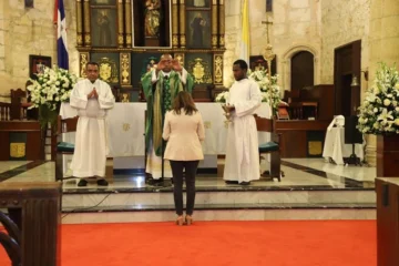 Embajadora de EEUU acude a misa en su primera actividad en territorio dominicano Embajadora de EEUU acude a misa en su primera actividad en territorio dominicano