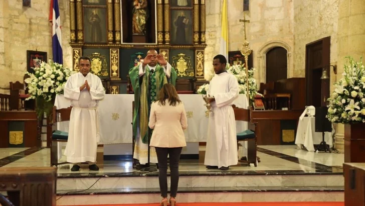 Embajadora de EEUU acude a misa en su primera actividad en territorio dominicano