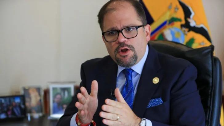 Ecuador y Estados Unidos interceptan dos embarcaciones y hallan armas en alta mar