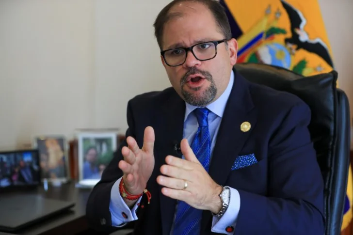 Ecuador y Estados Unidos interceptan dos embarcaciones y hallan armas en alta mar