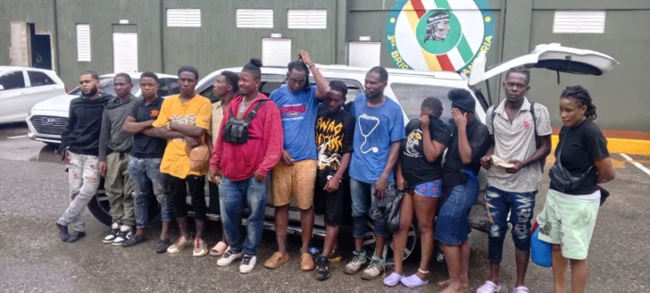 El Ejército detuvo a 28 migrantes indocumentados y remitió a dos sospechosos de tráfico ilícito al Ministerio Público