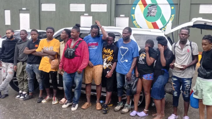 El Ejército detuvo a 28 migrantes indocumentados y remitió a dos sospechosos de tráfico ilícito al Ministerio Público El Ejército detuvo a 28 migrantes indocumentados y remitió a dos sospechosos de tráfico ilícito al Ministerio Público