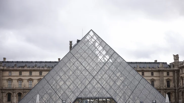 Cuatro ladrones del Louvre se llevaron ocho joyas de las nueve que robaron inicialmente