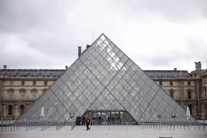 Cuatro ladrones del Louvre se llevaron ocho joyas de las nueve que robaron inicialmente