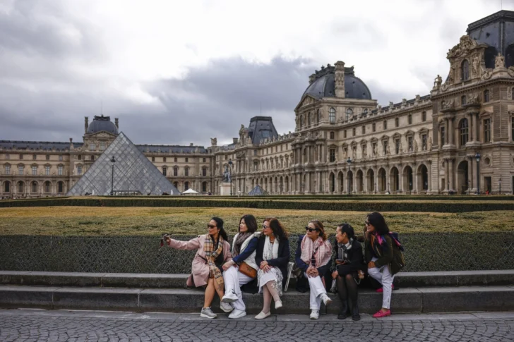'Un robo digno de James Bond', se sorprenden turistas frustrados por el cierre del Louvre