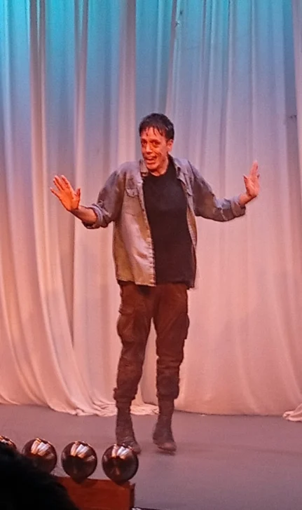  El Broto es Beto ( Roberto Peloni) es el protagonista del magnífico texto unipersonal de compleja estructura dramática.