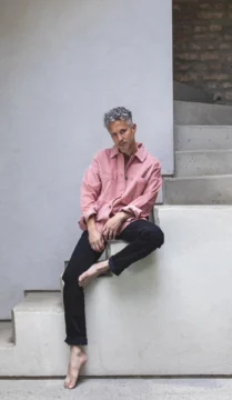 MIAMI (ESTADOS UNIDOS), 07/10/2025.- Fotografía sin fecha específica cedida por Sony Music del cantante dominicano Vicente García. García celebra el éxito de su álbum 'Puñito de Yocahú', una 