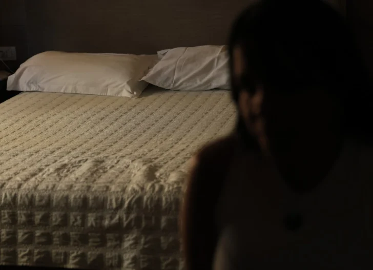  María (nombre ficticio), víctima de trata sexual procedente de Latinoamérica, habla durante una entrevista con AFP en Tirana el 1 de agosto de 2025. Tras pasar siete meses en prisión y ser liberada, ella y otras víctimas se encuentran alojadas en un albergue del centro Vatra, que apoya a sobrevivientes de violencia, mientras esperan la liberación de sus pasaportes, bloqueados por la policía, para poder salir del país. Albania se ha convertido cada vez más en un destino para grupos criminales que trafican con mujeres de Latinoamérica, África y China, en un país donde la prostitución está oficialmente prohibida. (Foto de Adnan Beci / AFP)