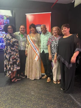  Escritores dominicanos en Nueva York junto a la periodista Mary Leisy Hernández en la presentación de su libro Primavera BajoCero Grados.
