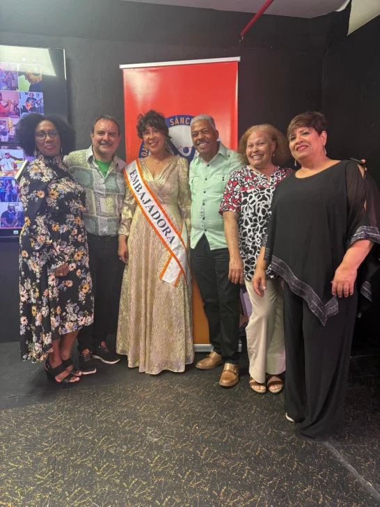  Escritores dominicanos en Nueva York junto a la periodista Mary Leisy Hernández en la presentación de su libro Primavera BajoCero Grados.