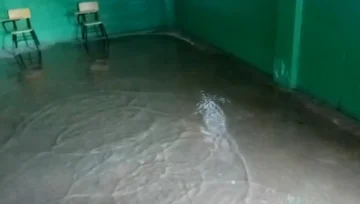 Escuela de El Gramazo se llena de agua tras lluvias; suspenden la docencia