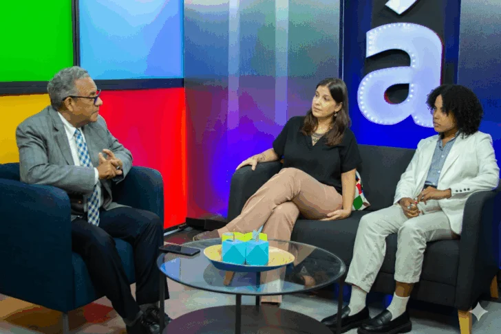  Gustavo Olivo Peña, Paula Rodríguez y Fernanda Berihuete.