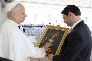 Papa León XIV bendice la Virgen Peregrina de la Altagracia en el Vaticano