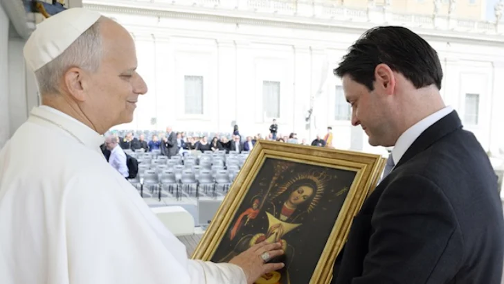 Papa León XIV bendice la Virgen Peregrina de la Altagracia en el Vaticano
