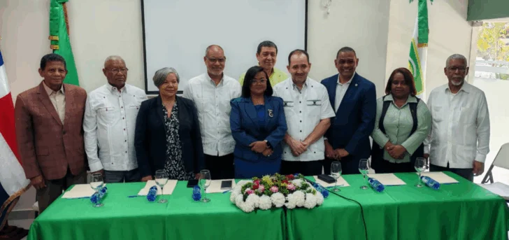 Foto-oficial-de-los-expositores-en-la-Rueda-de-Prensa-del-Conacoop-este-martes-07-de-octubre-en-el-Edificio-Cooperativo--728x343