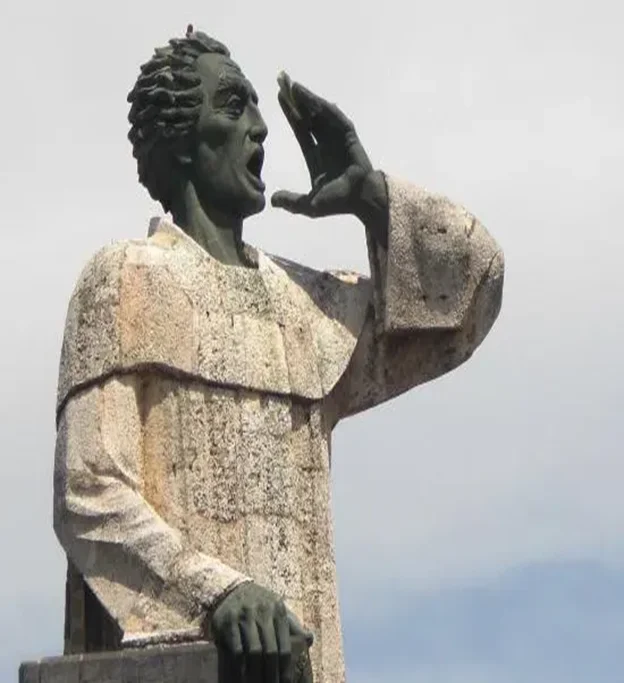  Estatua de Fray Antón de Montesinos en la zona del puerto de Santo Domingo, en el Malecón.