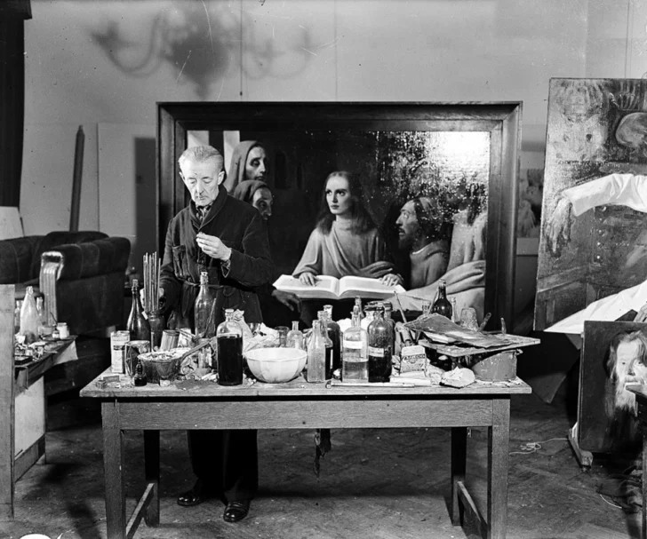 H.-van-Meegeren-en-su-taller-con-la-obra-falsificada-Jesus-entre-doctores-728x607