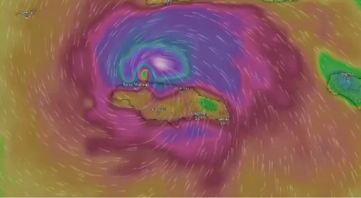 Ojo del huracán cruza Jamaica, la abandona y se dirige hacia Cuba