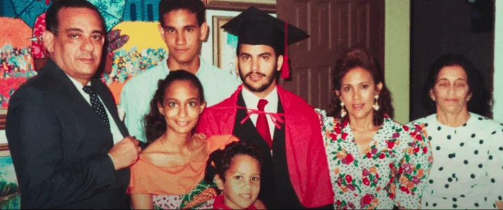  Henry Molina y su familia. Captura de pantalla de documental 