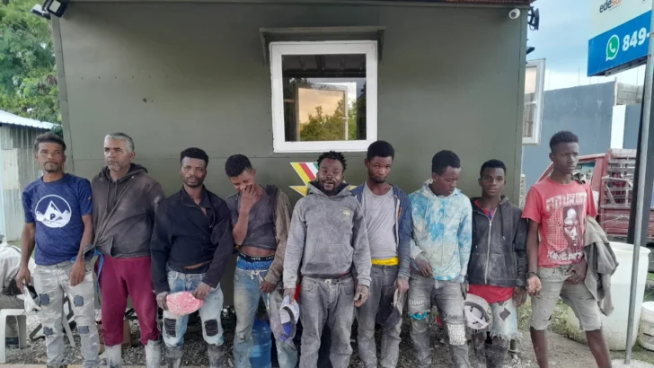El ejército detuvo a haitianos indocumentados ocultos en tanques dentro de un camión en San Juan de la Maguana El ejército detuvo a haitianos indocumentados ocultos en tanques dentro de un camión en San Juan de la Maguana