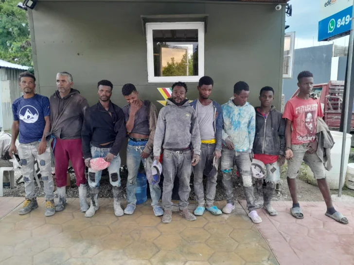 El ejército detuvo a haitianos indocumentados ocultos en tanques dentro de un camión en San Juan de la Maguana