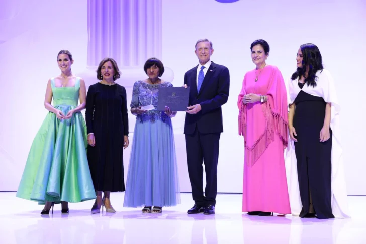 Líder comunitario Augusto Taveras recibe Premio al Emigrante Dominicano Líder comunitario Augusto Taveras recibe Premio al Emigrante Dominicano