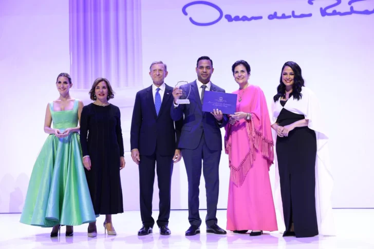 Líder comunitario Augusto Taveras recibe Premio al Emigrante Dominicano Líder comunitario Augusto Taveras recibe Premio al Emigrante Dominicano