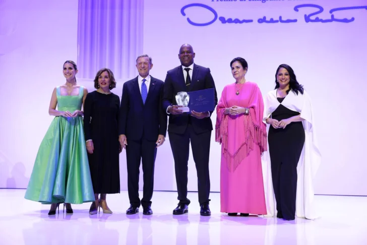 Líder comunitario Augusto Taveras recibe Premio al Emigrante Dominicano Líder comunitario Augusto Taveras recibe Premio al Emigrante Dominicano