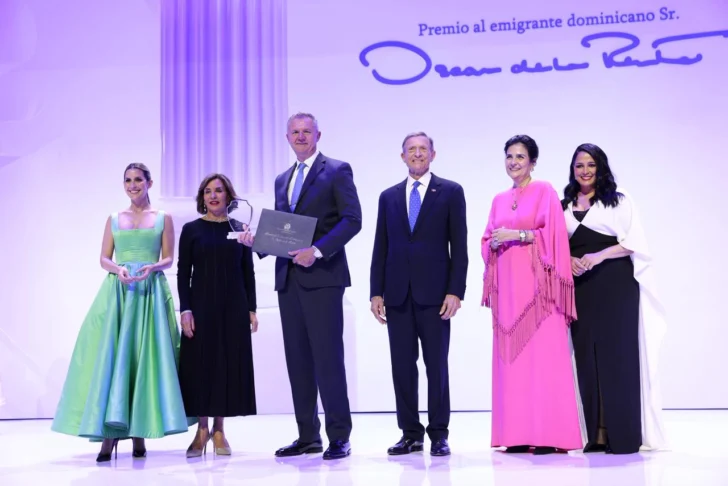 Líder comunitario Augusto Taveras recibe Premio al Emigrante Dominicano Líder comunitario Augusto Taveras recibe Premio al Emigrante Dominicano