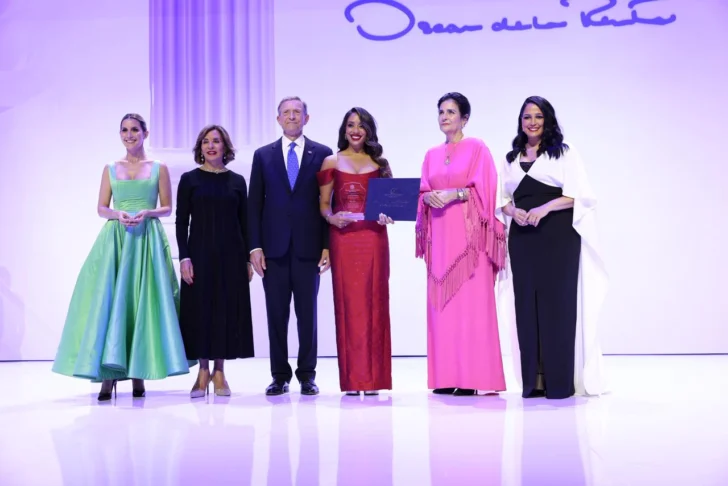Líder comunitario Augusto Taveras recibe Premio al Emigrante Dominicano Líder comunitario Augusto Taveras recibe Premio al Emigrante Dominicano