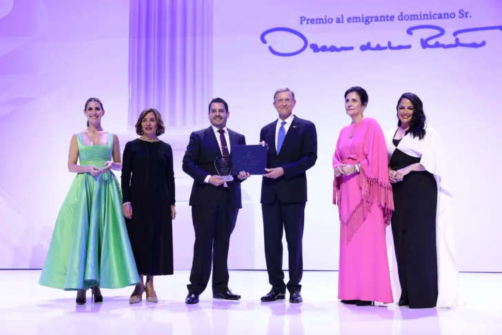 Líder comunitario Augusto Taveras recibe Premio al Emigrante Dominicano Líder comunitario Augusto Taveras recibe Premio al Emigrante Dominicano