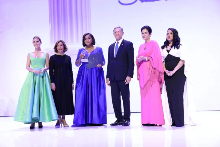 Líder comunitario Augusto Taveras recibe Premio al Emigrante Dominicano Líder comunitario Augusto Taveras recibe Premio al Emigrante Dominicano