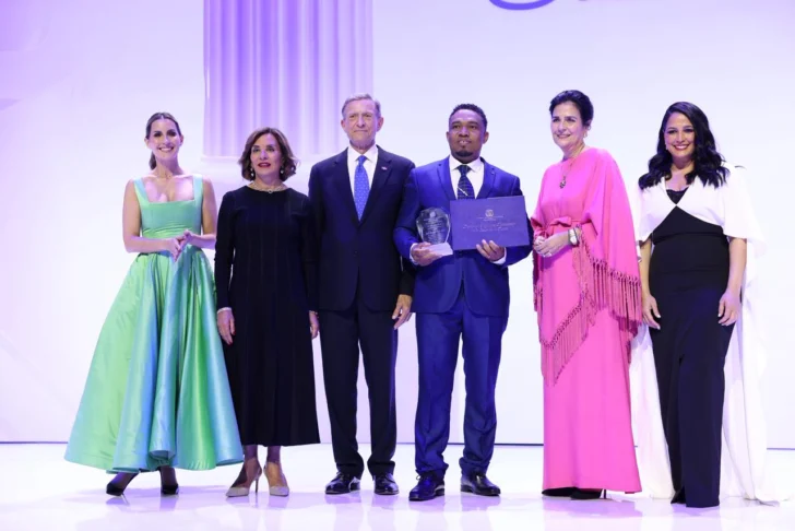 Líder comunitario Augusto Taveras recibe Premio al Emigrante Dominicano Líder comunitario Augusto Taveras recibe Premio al Emigrante Dominicano