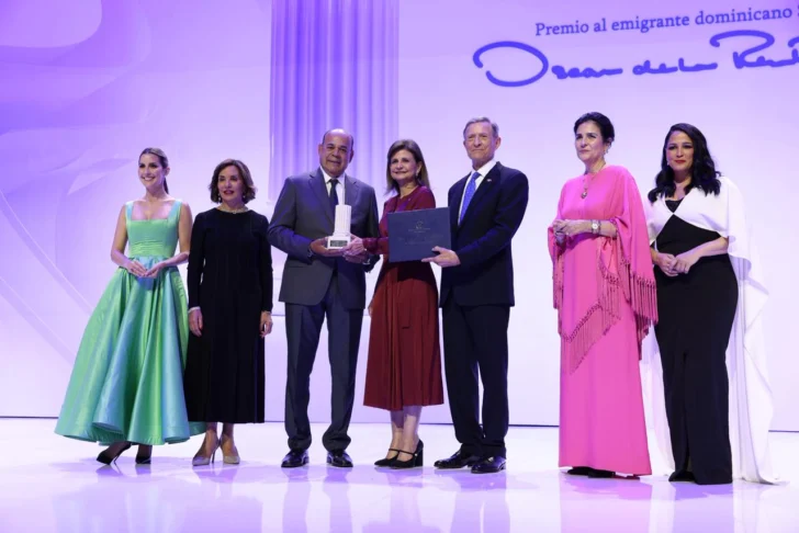 Líder comunitario Augusto Taveras recibe Premio al Emigrante Dominicano Líder comunitario Augusto Taveras recibe Premio al Emigrante Dominicano