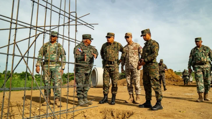 Ministro de Defensa supervisa construcción verja fronteriza y funcionamiento de CODEVI