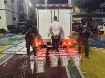 DNCD incauta 85 paquetes de presunta cocaína escondidos en techo de camión