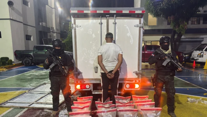 DNCD incauta 85 paquetes de presunta cocaína escondidos en techo de camión DNCD incauta 85 paquetes de presunta cocaína escondidos en techo de camión