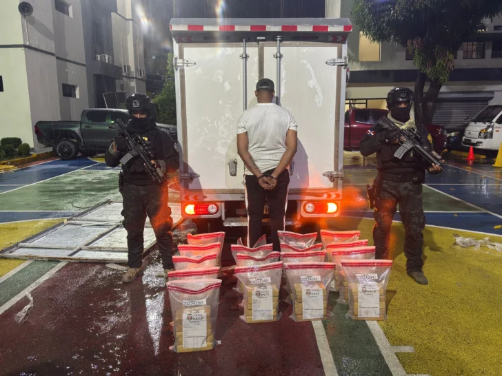 DNCD incauta 85 paquetes de presunta cocaína escondidos en techo de camión