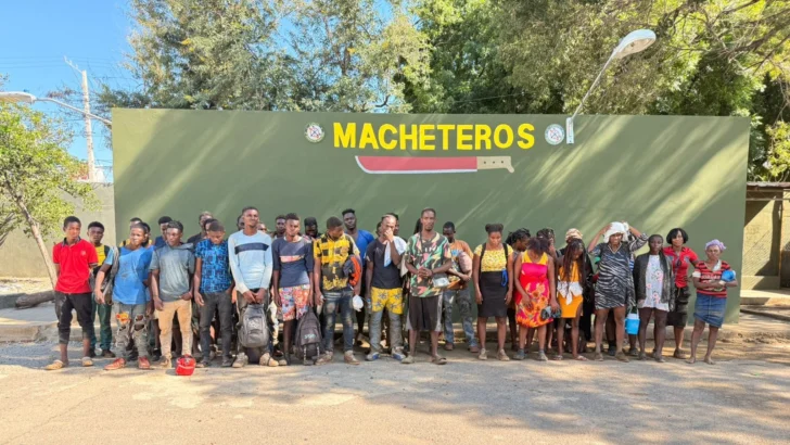 Las autoridades militares interceptaron a 65 haitianos indocumentados y los entregó la Dirección General de Migración