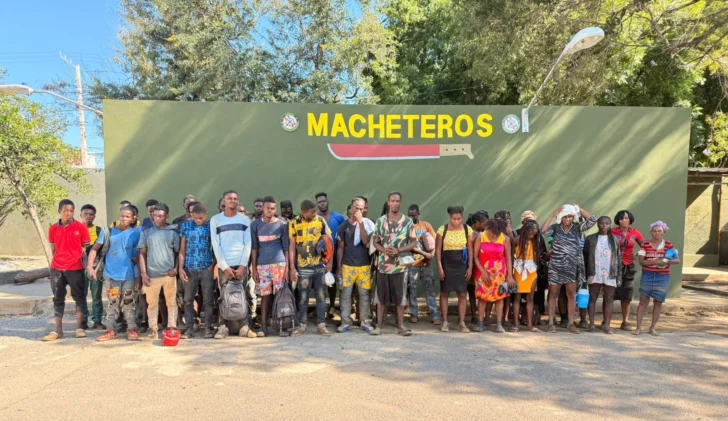Las autoridades militares interceptaron a 65 haitianos indocumentados y los entregó la Dirección General de Migración