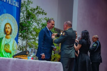 Gómez Mazara recibe Medalla al Mérito Policial por aportes en materia tecnológica