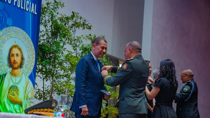 Gómez Mazara recibe Medalla al Mérito Policial por aportes en materia tecnológica Gómez Mazara recibe Medalla al Mérito Policial por aportes en materia tecnológica