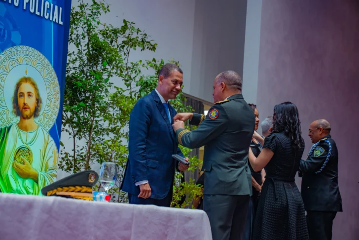 Gómez Mazara recibe Medalla al Mérito Policial por aportes en materia tecnológica